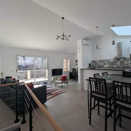 Apartment 2br With Quiet Terrace In The Center *